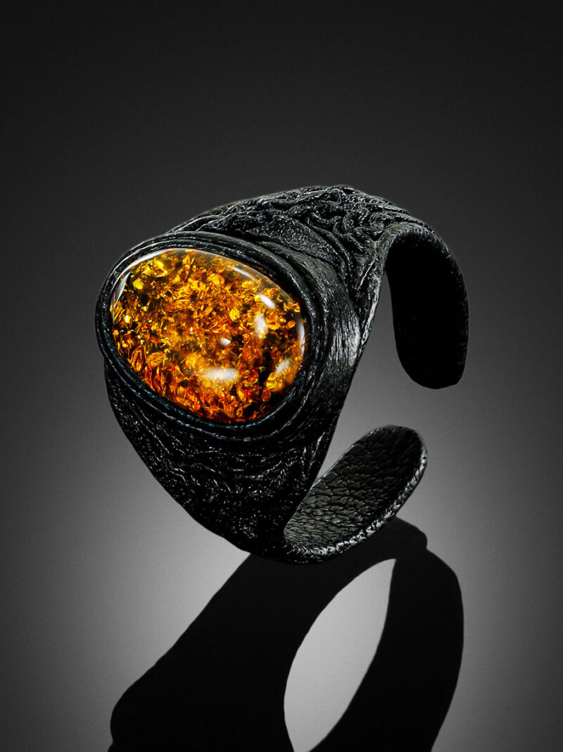 Leather ring with large sparkling amber - Image 3