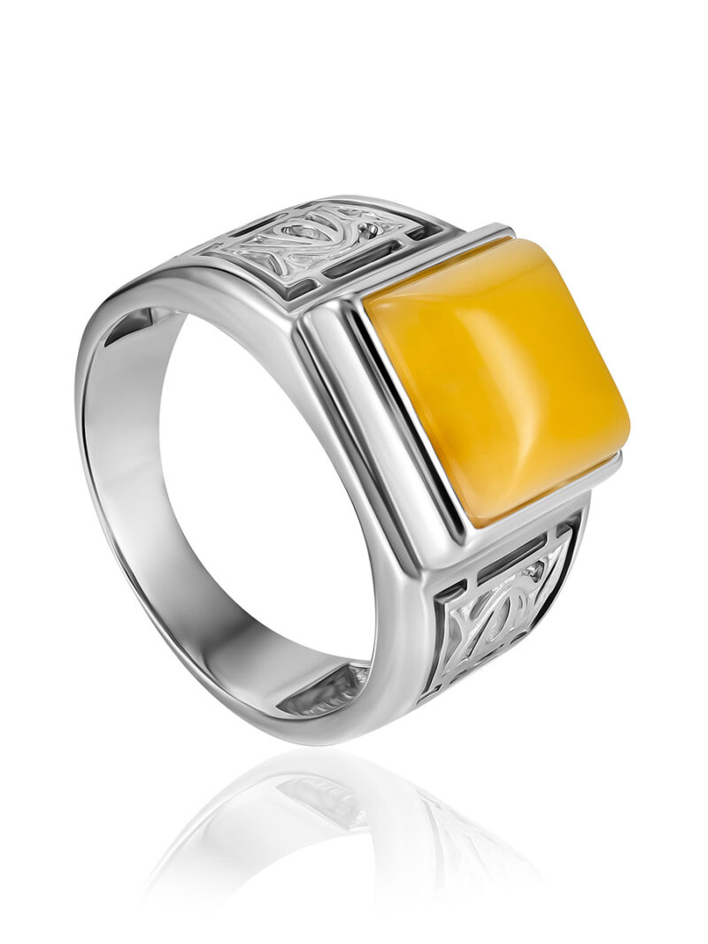 Ring with natural honey-colored amber Caesar 18.5