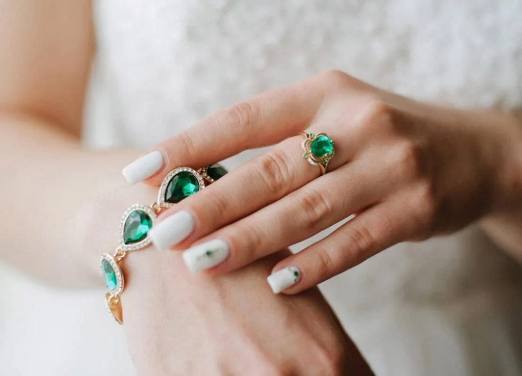 About green gem Jewelry that will instantly a fashion